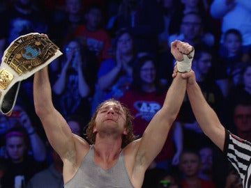 Dean Ambrose retiene su cinturón frente a Ziggler y Owens en 'SmackDown'