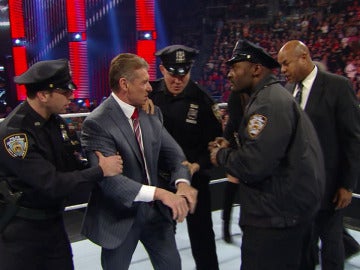 Vince McMahon es detenido por la policía en 'Raw'