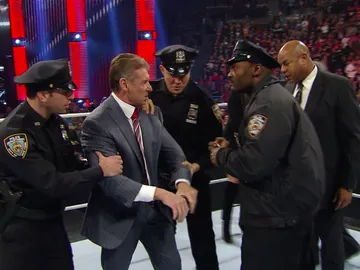 Vince McMahon es detenido por la policía en 'Raw' Vince McMahon es detenido por la policía en 'Raw'