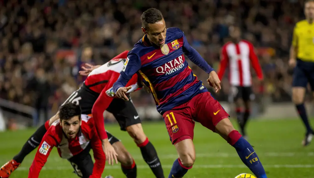 Neymar regatea a los jugadores del Athletic en el Camp Nou