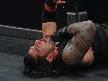Roman Reigns recibe una tremenda paliza de Triple H en ‘Raw’ Roman Reigns recibe una tremenda paliza de Triple H en ‘Raw’