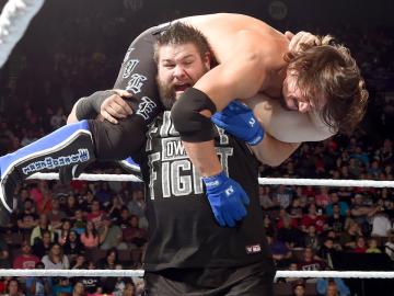 Kevin Owens se impone a AJ Styles en el Show Azul gracias a Jericho