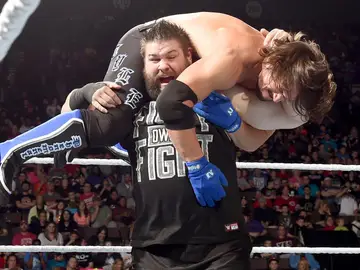 Kevin Owens se impone a AJ Styles en el Show Azul gracias a Jericho Kevin Owens se impone a AJ Styles en el Show Azul gracias a Jericho