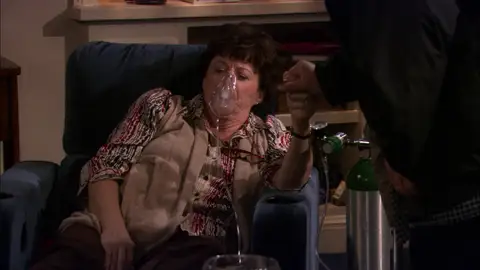 La madre de Mike finge un infarto La madre de Mike finge un infarto
