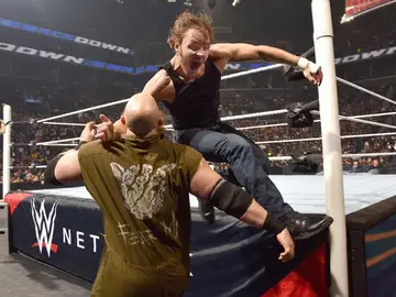 Ambrose pasa por encima de Rowan Ambrose pasa por encima de Rowan