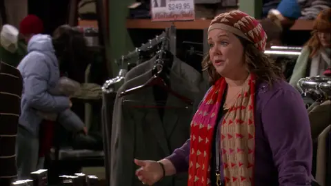 Molly desesperada porque no encuentra un regalo de Navidad para Mike Molly desesperada porque no encuentra un regalo de Navidad para Mike