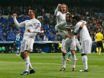 Celebración efusiva del 2-0 del Madrid