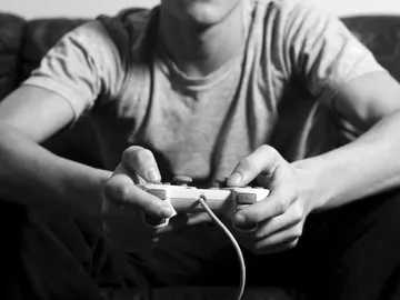 Un chico jugando a videojuegos Un chico jugando a videojuegos