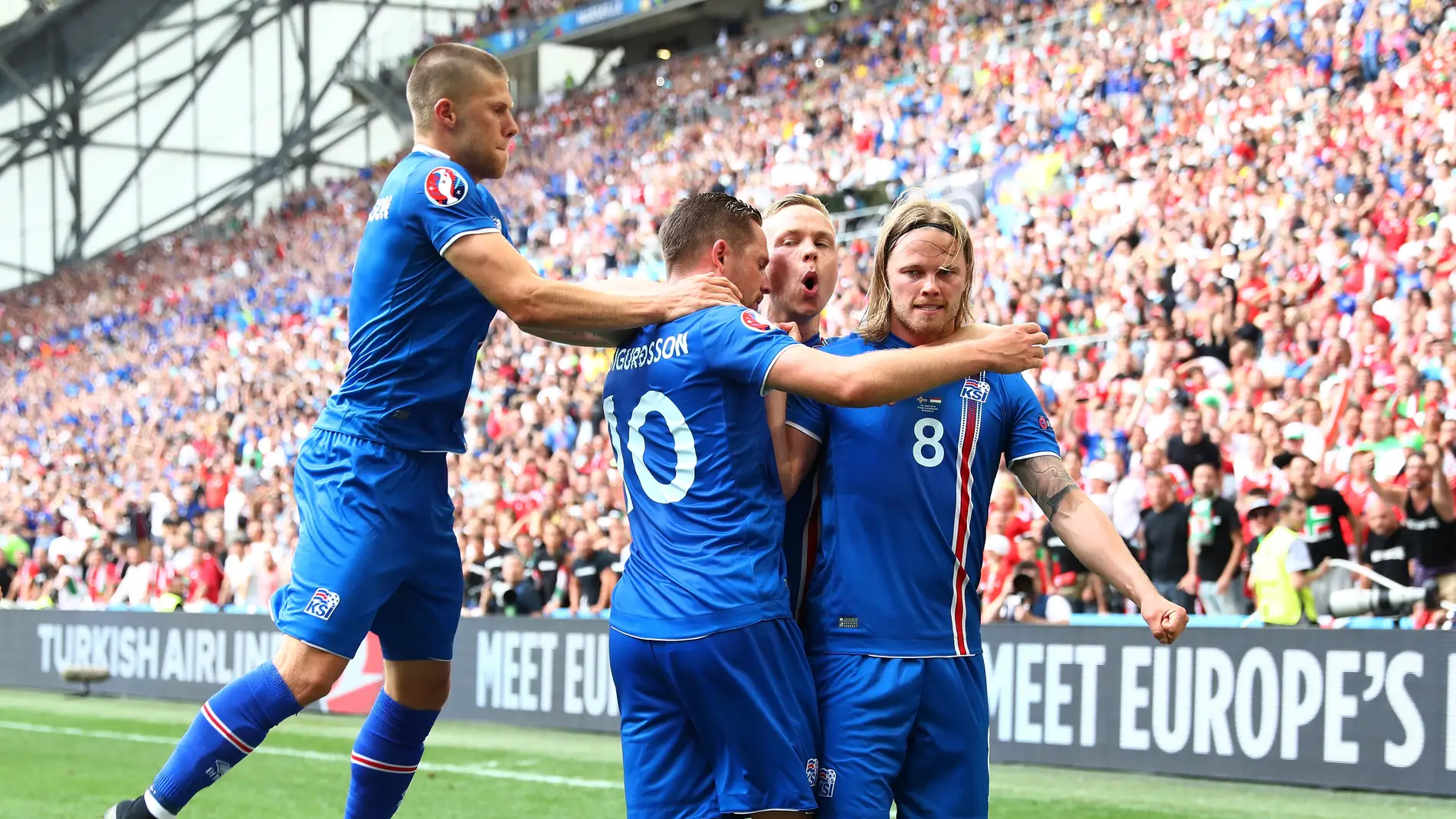Islandia celebrando un gol
