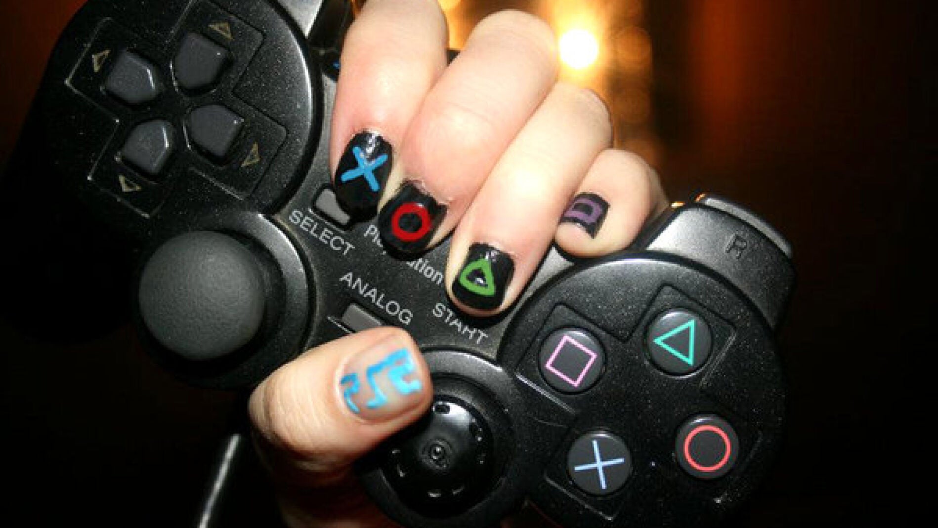 Uñas pintadas con los botones del mando de PS2