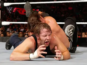 Combate entre Dean Ambrose y AJ Styles en 'Raw' Combate entre Dean Ambrose y AJ Styles en 'Raw'
