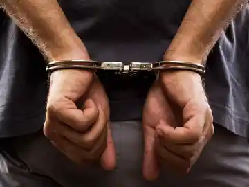 Hombre arrestado con unas esposas Hombre arrestado con unas esposas