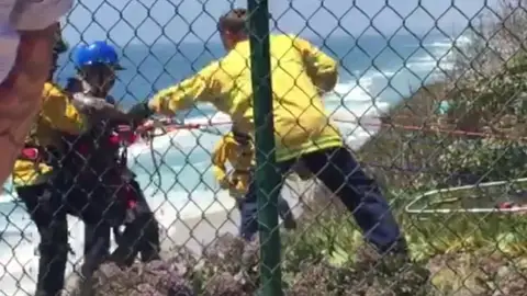 Bomberos rescatando a uno de los jóvenes Bomberos rescatando a uno de los jóvenes