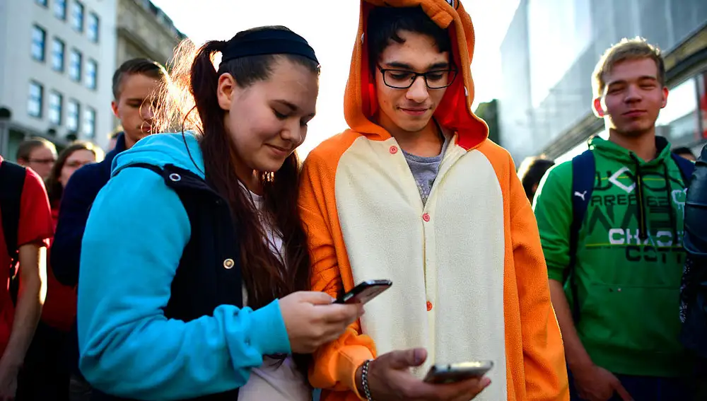 Unos fans de Pokémon Go en la calle