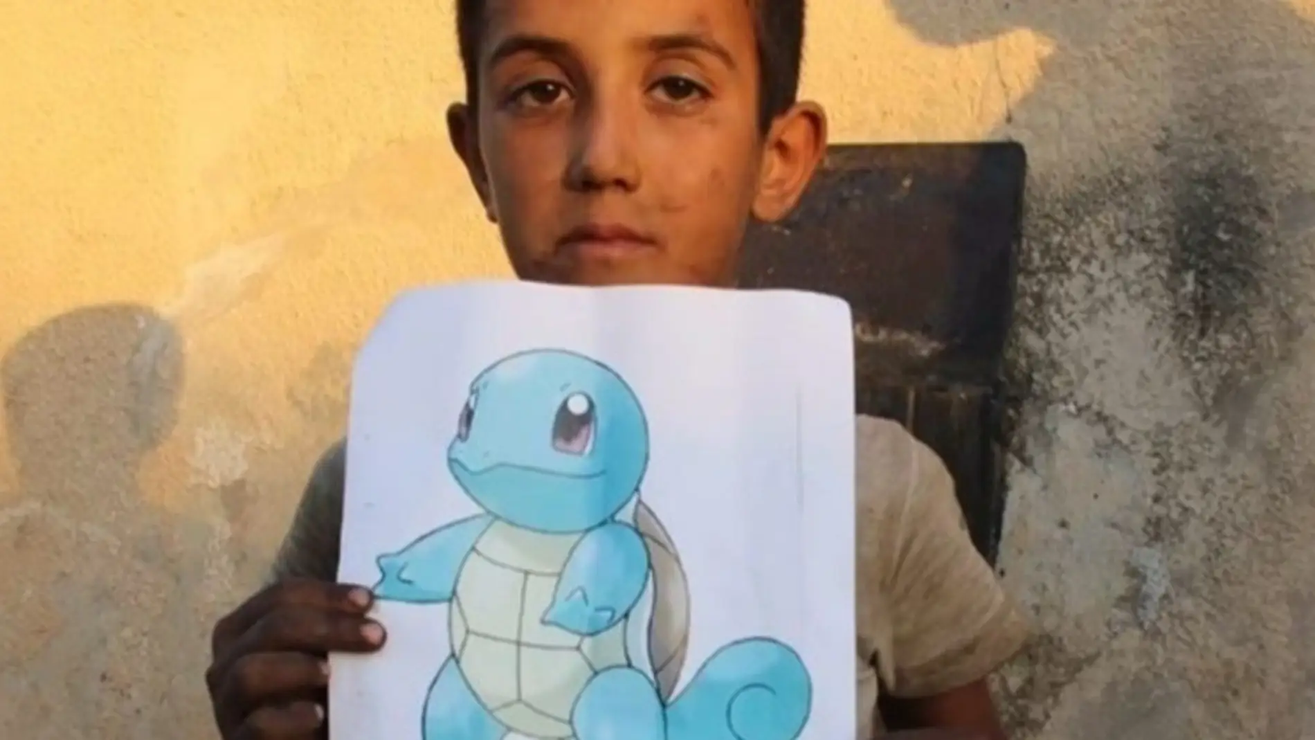 Niño sirio con una imagen de Squirtle