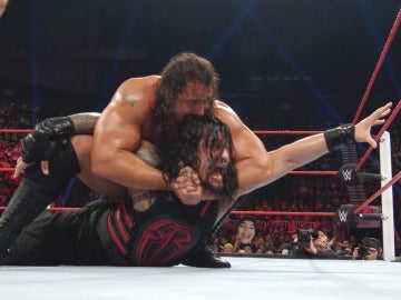 Roman Reigns se impone a Rusev y lo cita para SummerSlam