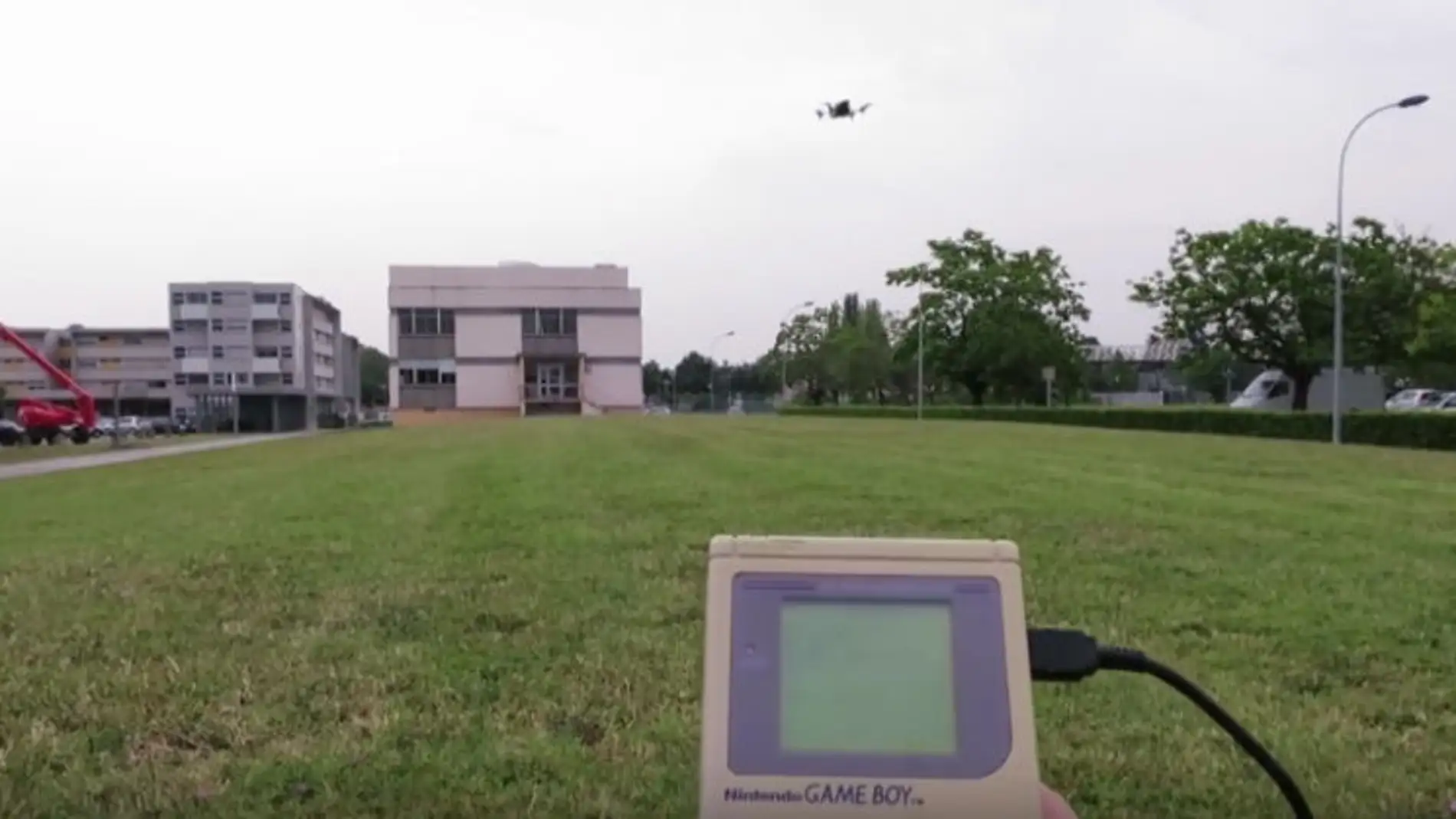 Game Boy controlando a un drone