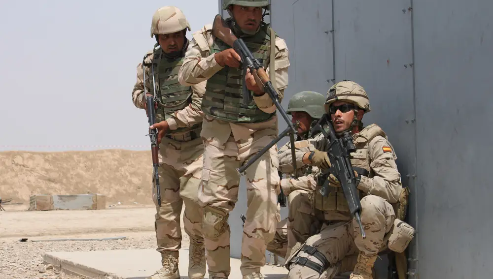 Soldados irequíes y españoles en Irak
