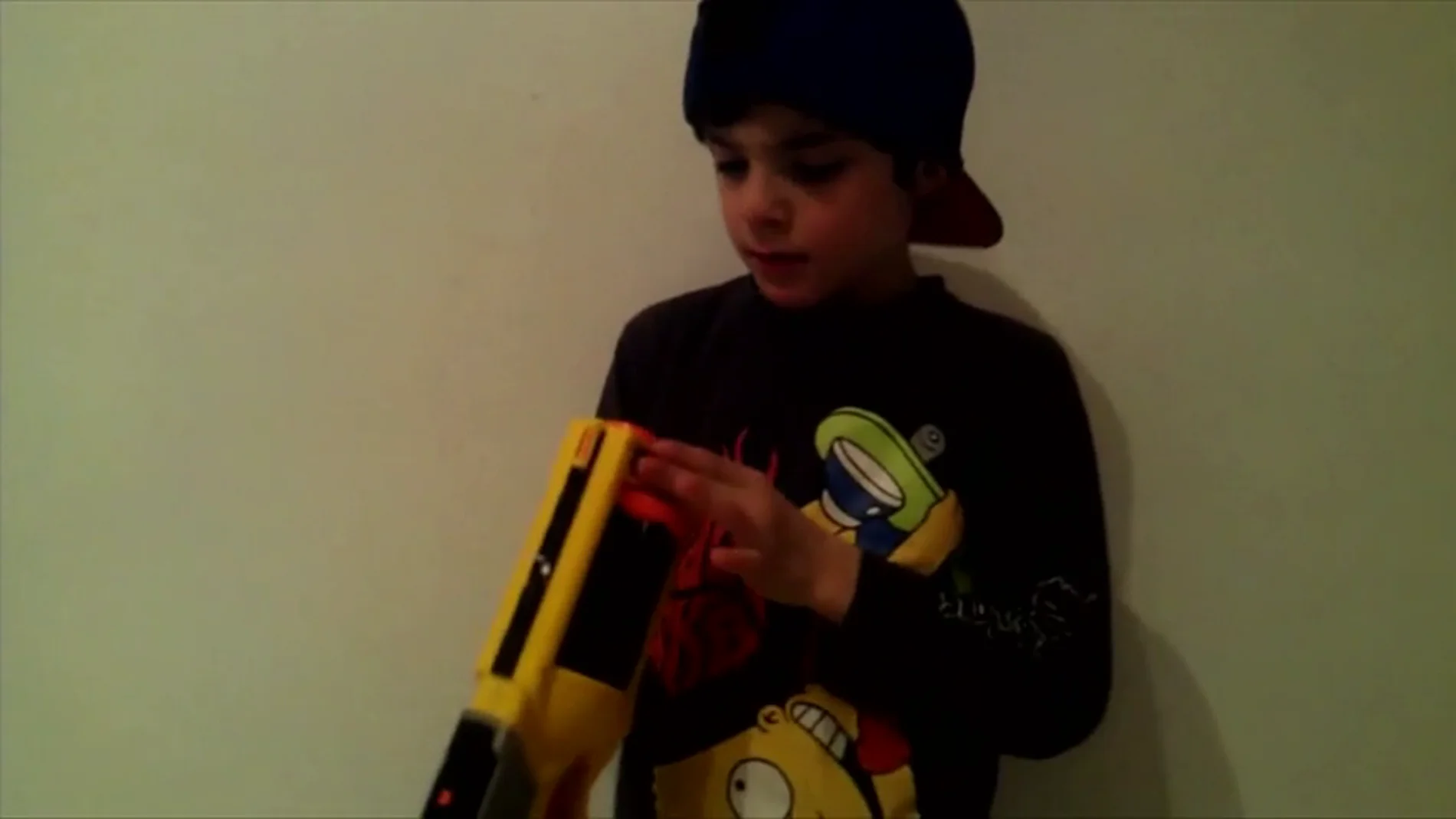 Frame 71.019347 de: Este niño se apunta con una pistola: ¿Cómo acaba el vídeo?