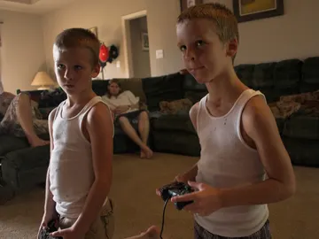 Hijos jugando a videojuegos Hijos jugando a videojuegos