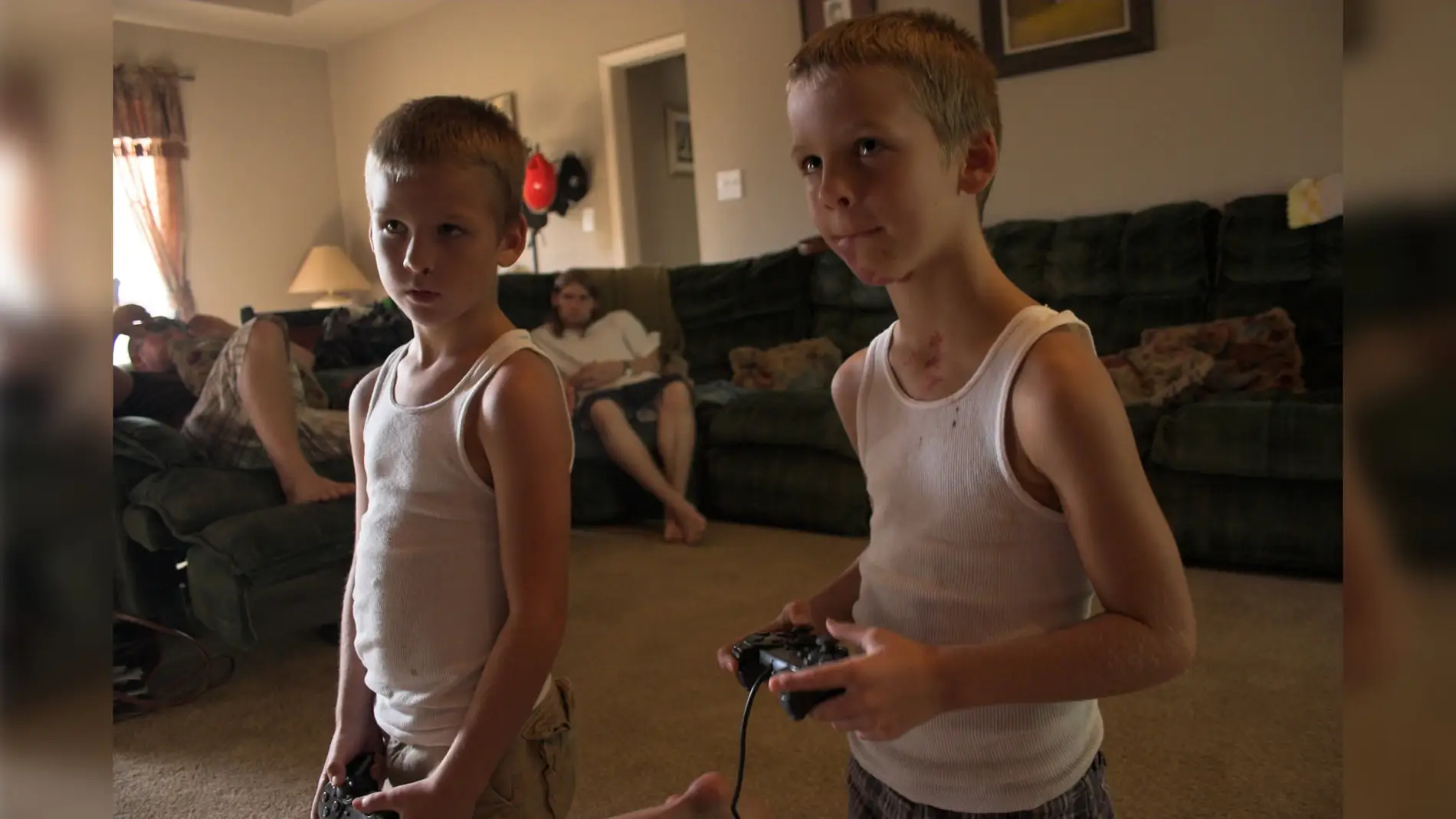Hijos jugando a videojuegos