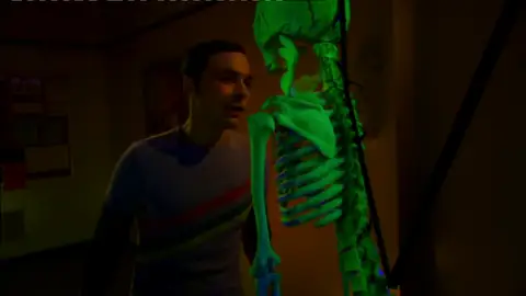 Frame 93.956813 de: El susto final que Sheldon no se espera Frame 93.956813 de: El susto final que Sheldon no se espera