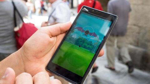 Jugando a Pokémon Go en la calle