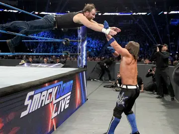 Dean Ambrose derrota a AJ Styles para ser el número 1 contender al ‘WWE Championship’ Dean Ambrose derrota a AJ Styles para ser el número 1 contender al ‘WWE Championship’