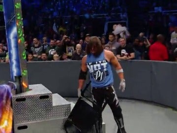 Frame 57.026666 de: Ziggler y Corbin contra AJ Styles en una triple amenaza por el campeonato de la WWE 