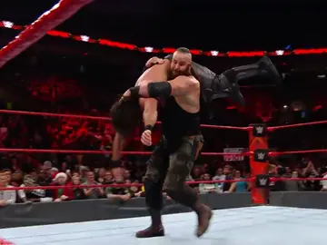 Frame 9.992888 de: Reigns y Rollins vencen, pero son aplastados por Strpwman Frame 9.992888 de: Reigns y Rollins vencen, pero son aplastados por Strpwman