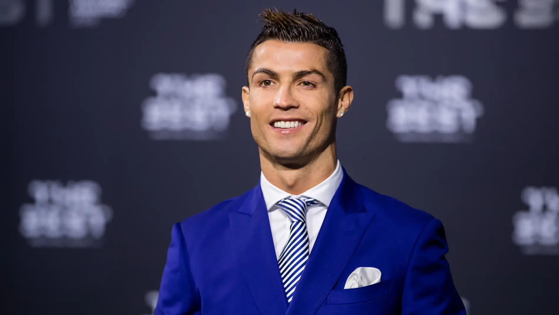 Cristiano Ronaldo posando en los premios 'The Best'