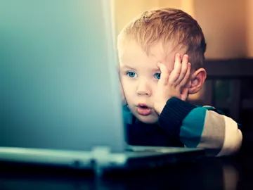 Niño frente a ordenador Niño frente a ordenador