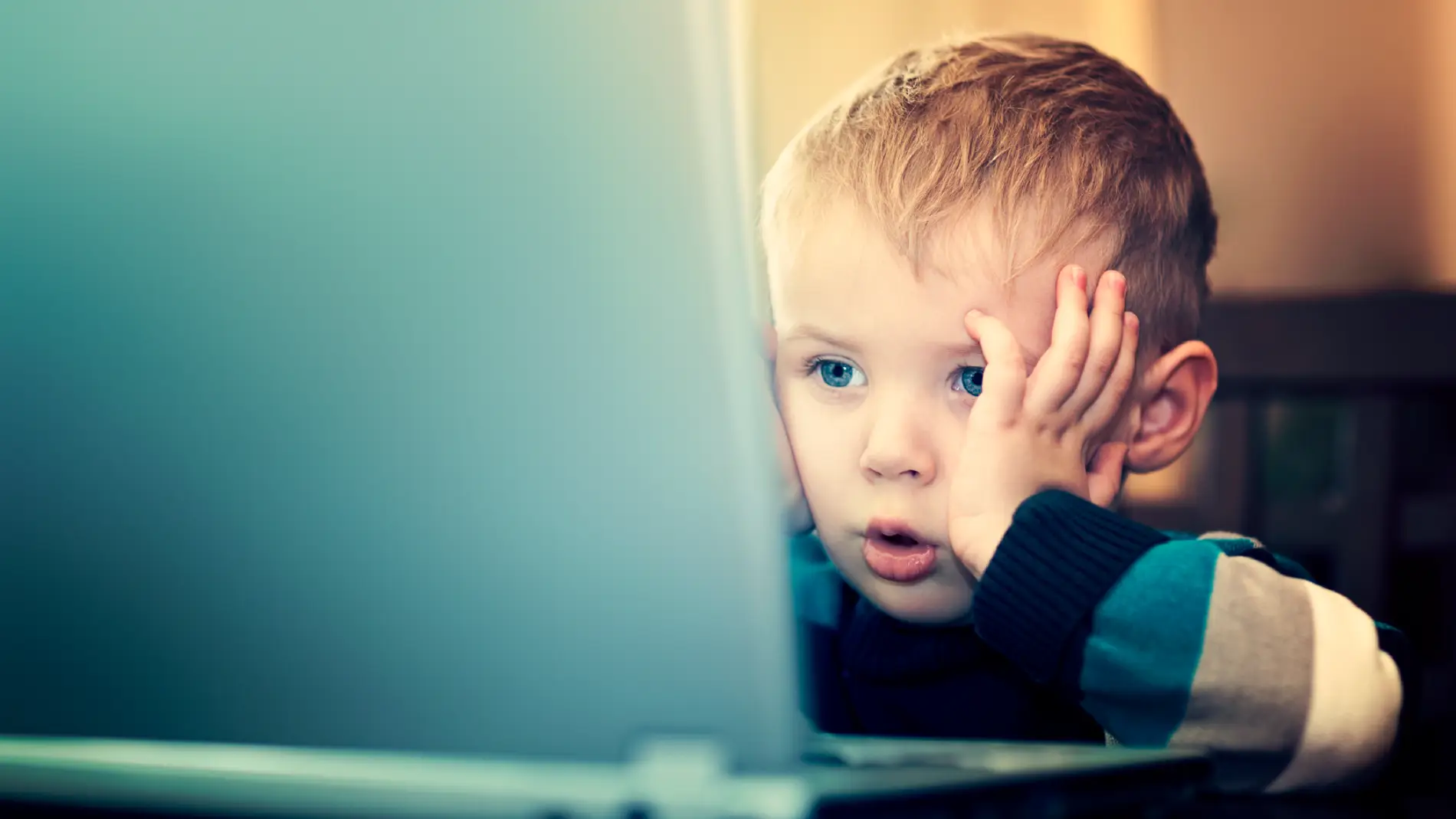Niño frente a ordenador