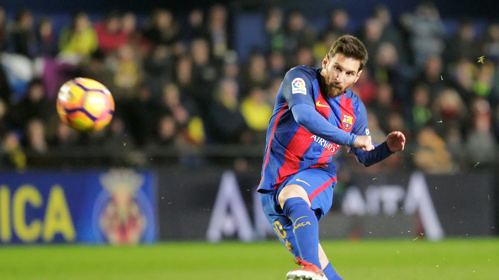 Messi lanza una falta en un partido con el Barcelona