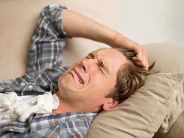 Hombre llorando Hombre llorando