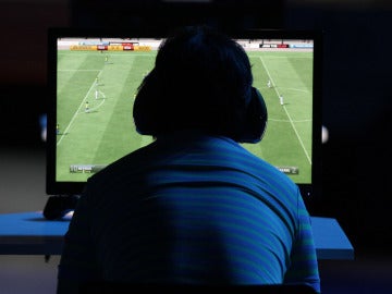 Un hombre juega al FIFA durante una competición de eSports