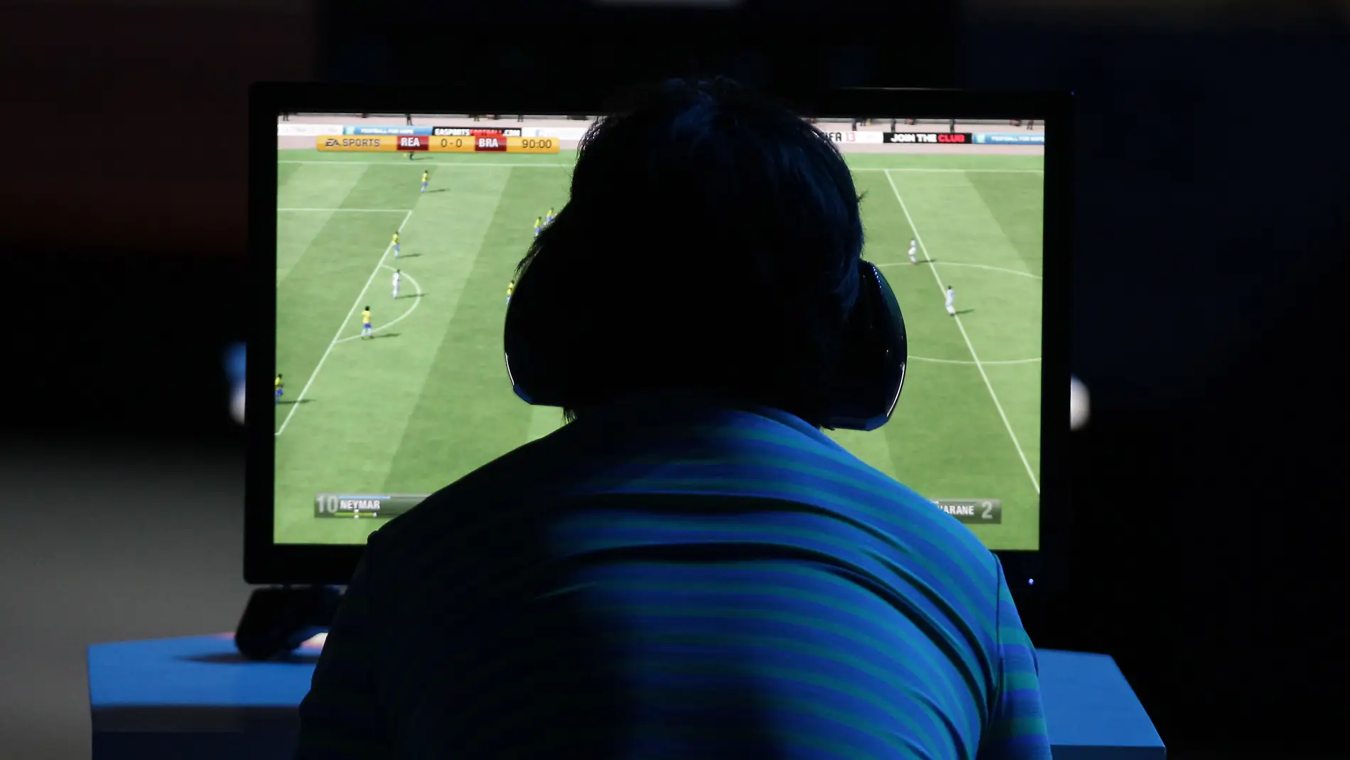 Un hombre juega al FIFA durante una competición de eSports