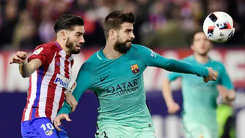 Piqué lucha por un balón con Carrasco Piqué lucha por un balón con Carrasco