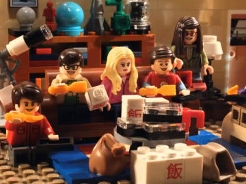 Frame 18.041806 de: Los personajes de The Big Bang Theory se convierten en muñecos de Lego
