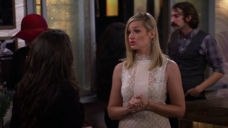 Max se queda sola al frente del bar de postres y Caroline no se fía