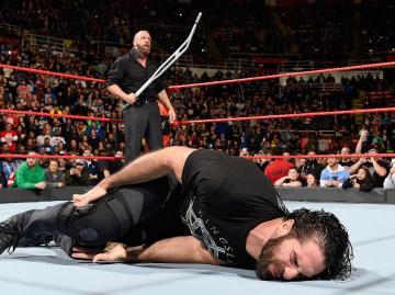 Triple H destroza a Rollins sobre el ring de 'Raw'