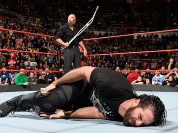 Triple H destroza a Rollins sobre el ring de 'Raw' Triple H destroza a Rollins sobre el ring de 'Raw'