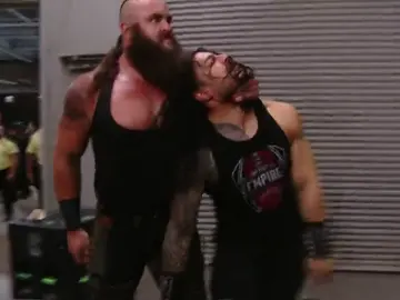 Frame 68.635285 de: ¡Goldberg y Reigns destrozan a Strowman! Frame 68.635285 de: ¡Goldberg y Reigns destrozan a Strowman!