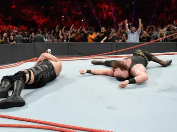 Braun Strowman y Big Show destrozan el ring de ‘Raw’ Braun Strowman y Big Show destrozan el ring de ‘Raw’