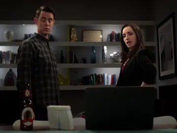 Frame 82.272777 de: Greg se queda sin trabajo, pero no cuenta con la sorpresa que le cuenta Jen Frame 82.272777 de: Greg se queda sin trabajo, pero no cuenta con la sorpresa que le cuenta Jen