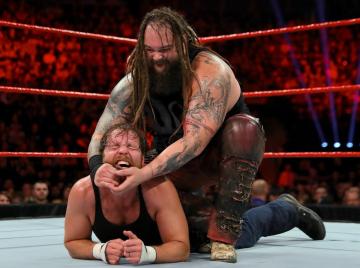 Bray Wyatt se impone a Ambrose en Londres