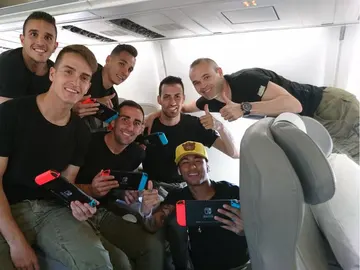 Jugadores del FC Barcelona jugando con Nintendo Switch Jugadores del FC Barcelona jugando con Nintendo Switch