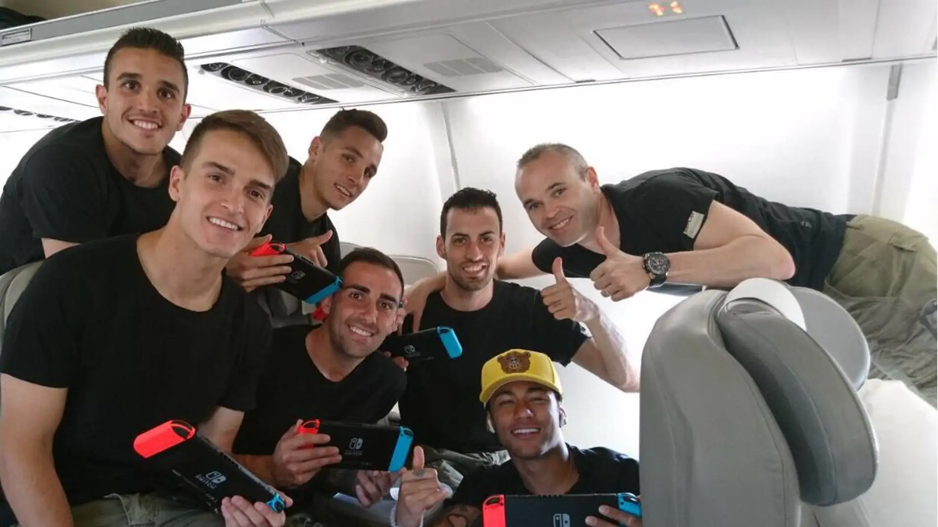 Jugadores del FC Barcelona jugando con Nintendo Switch