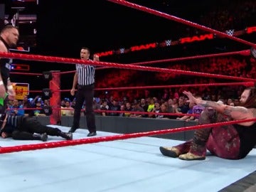 Frame 0.0 de: Samoa Joe no pierde detalle en el combate entre Roman Reigns y Bray Wyatt