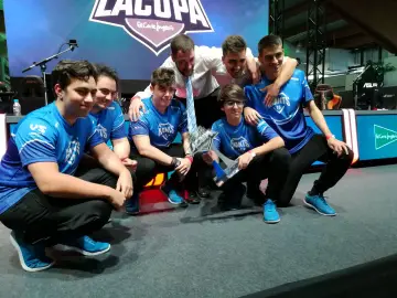 Giants posando con el trofeo de campeón Giants posando con el trofeo de campeón